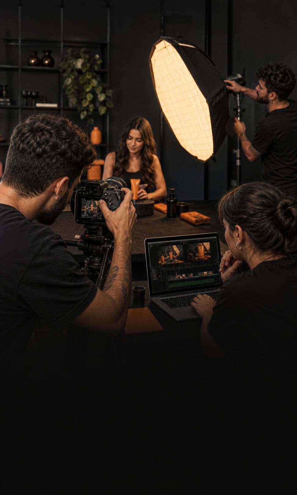 Equipe produzindo fotos e vídeos para conteúdo de marca