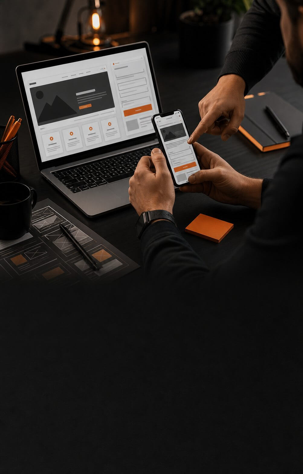 Equipe testando uma página de conversão em computador e celular