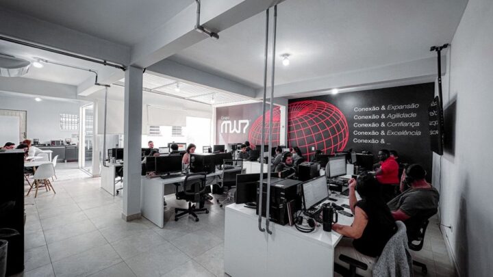 Equipe do Grupo MW7 em trabalho relacionado ao tema: Quanto custa contratar uma agência de marketing digital?